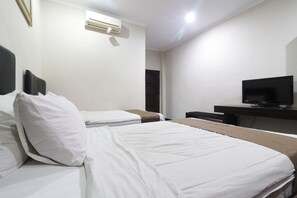 Deluxe Room | Desk, laptop workspace, soundproofing, free WiFi - Hotel Antariksa (Surabaya)