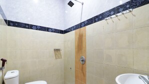 Deluxe Room | Bathroom - Hotel Rosse (Berastagi)