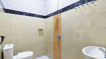 Phòng Deluxe | Phòng tắm | Buồng tắm vòi sen, đồ dùng nhà tắm miễn phí, khăn tắm