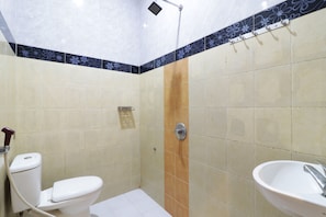 Quarto luxo | Banheiro | Chuveiro, produtos de toalete grátis, toalhas de banho