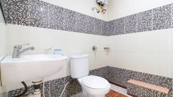 Kamar Superior | Kamar mandi | Shower, perlengkapan mandi gratis,  dan handuk