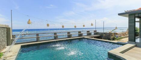 Habitación doble, vista al mar | Alberca al aire libre | Alberca al aire libre y camastros