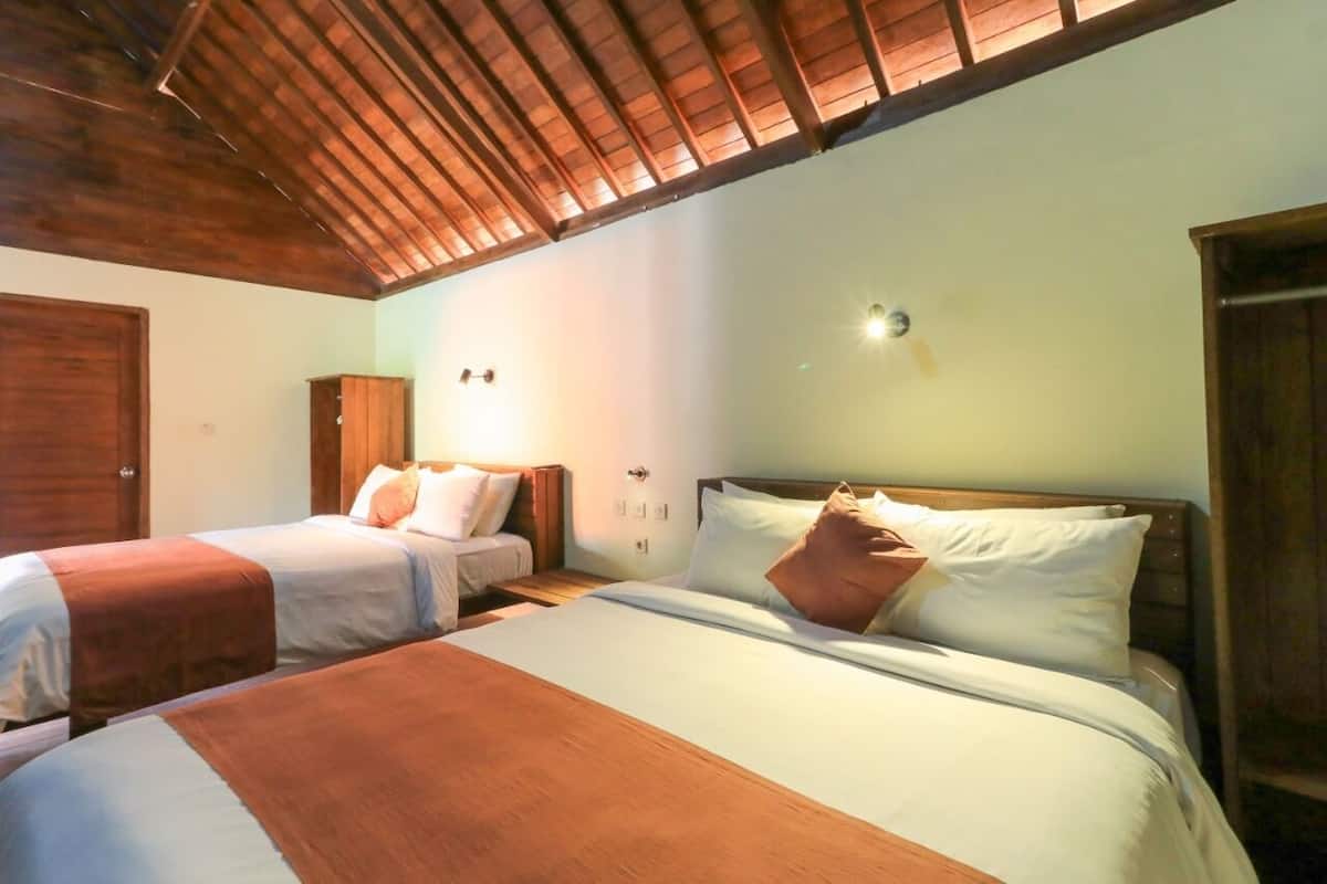 Standard Family Room for 6 pax | Laptop workspace, WiFi (free)