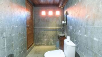 Quarto duplo standard (for 4 pax) | Banheiro | Chuveiro, produtos de toalete grátis, toalhas de banho