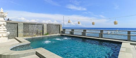 Quarto casal, vista para o mar | Área de estar | TV 32 polegadas com canais a cabo