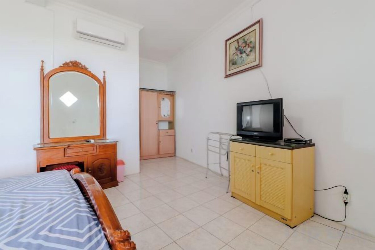 Desk, free WiFi, bed sheets