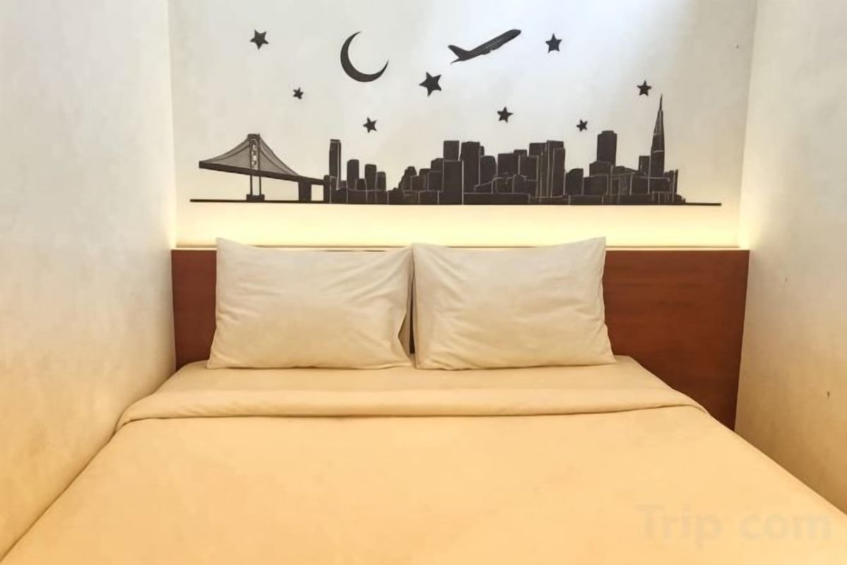 Espacio para trabajar con laptop y wifi gratis 
