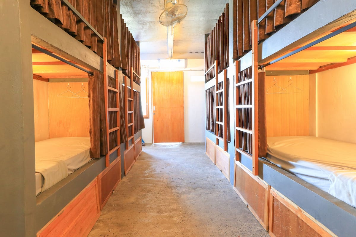 Dormitorio compartido Confort | Espacio para trabajar con laptop, wifi gratis y ropa de cama