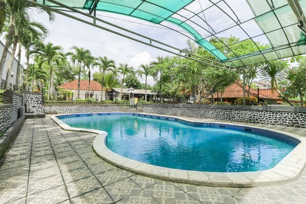 Una piscina al aire libre