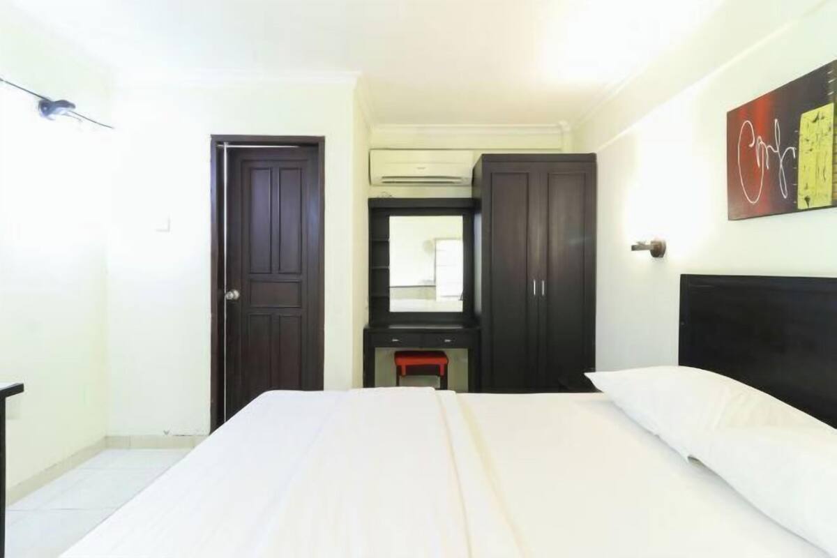 Desk, laptop workspace, free WiFi, bed sheets