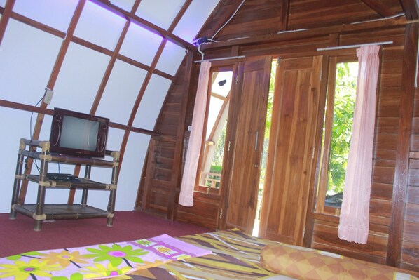 Family Double Room | Desk, bed sheets - Penginapan Putra Darma (Tepus)