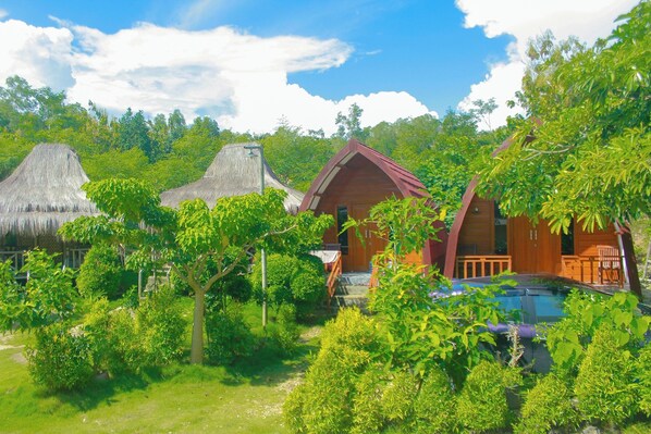 Family Double Room | Desk, bed sheets