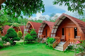 Escritorio y ropa de cama 