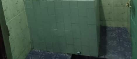 Shower, free toiletries, towels