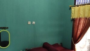 A room with a bed, a desk, and a chair. - Mas Bangkrenx Homestay (Depok)