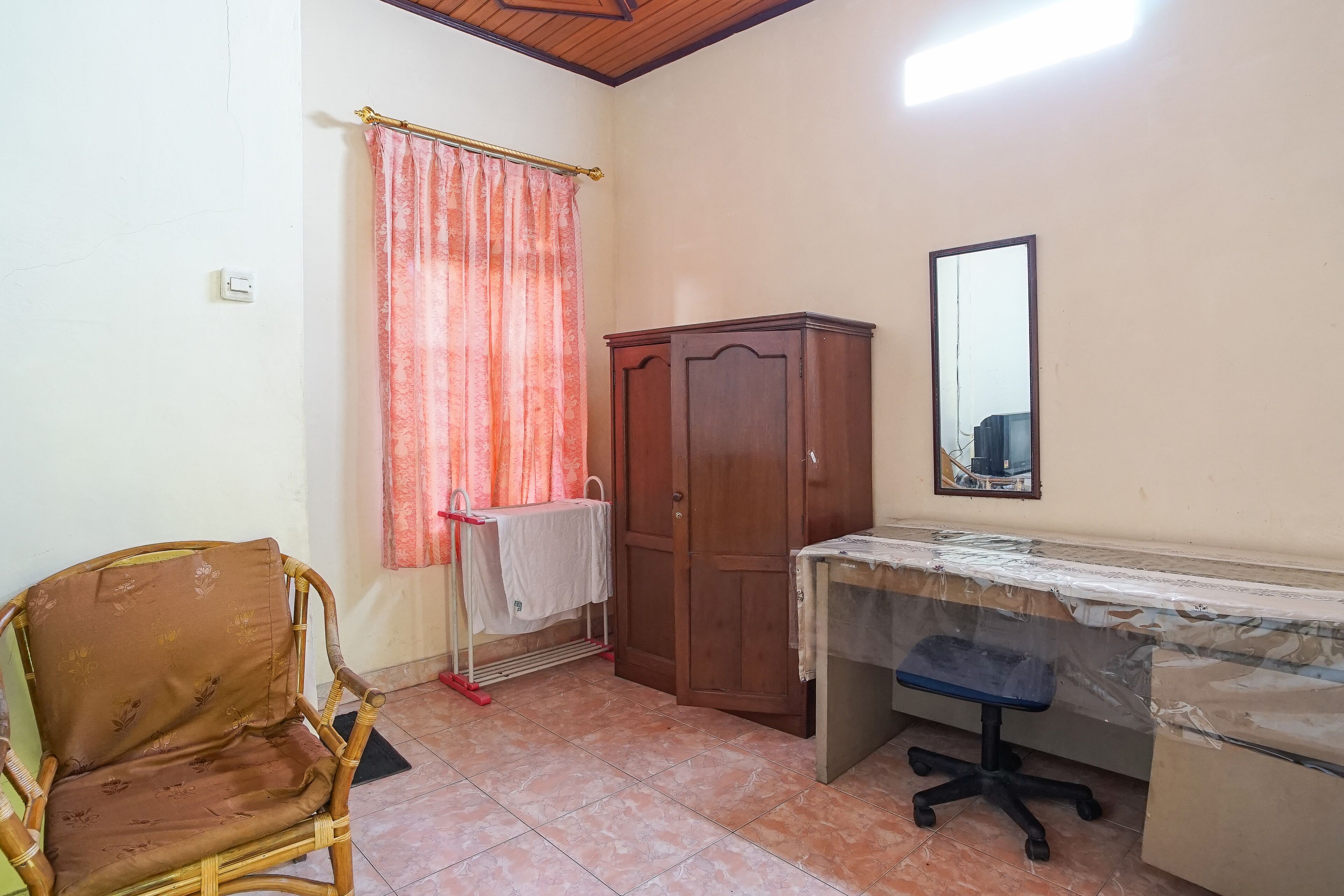 Standard Double or Twin Room | Desk, soundproofing, iron/ironing board, bed sheets