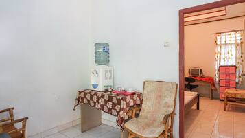 Kamar Double atau Twin Standar | Area keluarga | Televisi 24-inci dengan saluran TV kabel