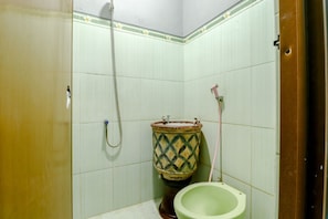 Habitación estándar | Baño | Regadera y toallas