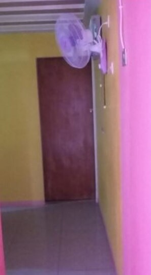 Economy tweepersoonskamer | Een bureau, gratis wifi, beddengoed