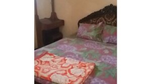 Desk, WiFi (free), bed sheets - Villa Wahyu Pitu (Prigen)