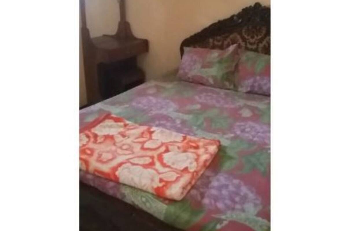 Desk, WiFi (free), bed sheets