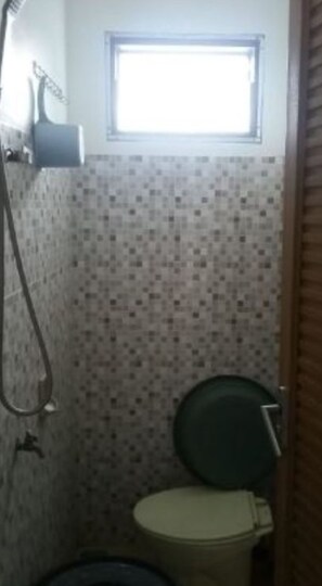Shower, towels - Villa Army (Prigen)