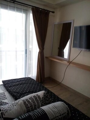 Desk, free WiFi, bed sheets - Grand Asia Afrika Apartment by Ozzos Property (Bandung)
