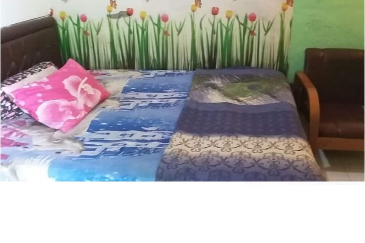 Escritorio, wifi gratis y ropa de cama