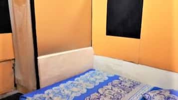 Een bureau, gratis wifi, beddengoed