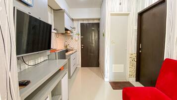 1 Bedroom | Desk, iron/ironing board, bed sheets