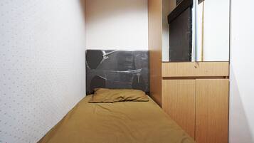 2 Bedrooms | Desk, iron/ironing board, bed sheets