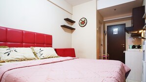Studio | Desk, bed sheets