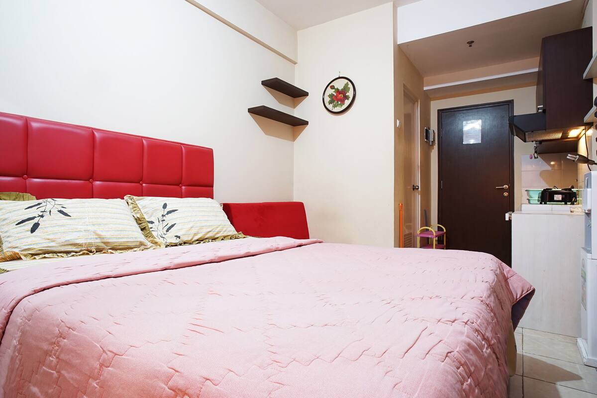 Desk, bed sheets