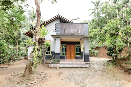 Exterior. Jemakir Homestay