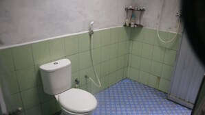 A small bathroom with a toilet, a shower, and a sink. - Sarjuni Homestay - Hostel (Kokap)
