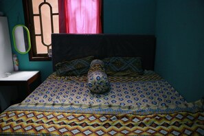 Desk, bed sheets - Sarjuni Homestay - Hostel (Kokap)