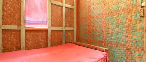 Meja kerja dan seprai linen