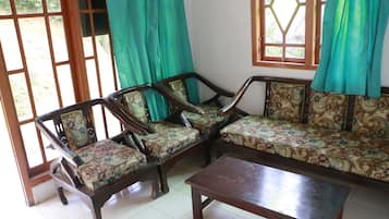 Escritorio y ropa de cama