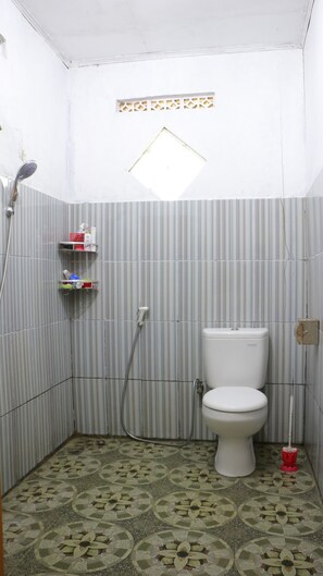 Shower, towels - Sutriyanto Homestay - Hostel (Kokap)