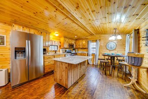 Fridge, microwave, stovetop, dishwasher - Broken Bow Abode w/ Hot Tub < 7 Mi to Lake! (Broken Bow)