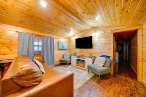 TV, fireplace - Broken Bow Abode w/ Hot Tub < 7 Mi to Lake! (Broken Bow)