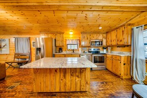 Fridge, microwave, stovetop, dishwasher - Broken Bow Abode w/ Hot Tub < 7 Mi to Lake! (Broken Bow)