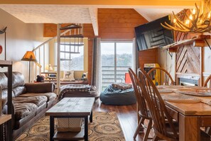 Living area - Gatlinburg Sweet View 3 BR Condo - 10 min from Ober (Gatlinburg)