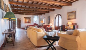 Smart TV, caminetto, libri, impianto stereo