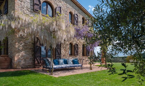 Farmhouse in Umbria with private pool, sleeping up to 12 people. 