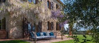 Farmhouse in Umbria with private pool, sleeping up to 12 people. 