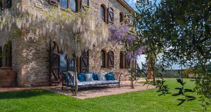 Farmhouse in Umbria with private pool, sleeping up to 12 people.