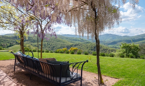 Farmhouse in Umbria with private pool, sleeping up to 12 people. 