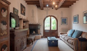 Smart TV, fireplace, books, stereo