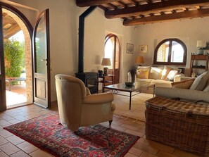 Smart TV, fireplace, books, stereo